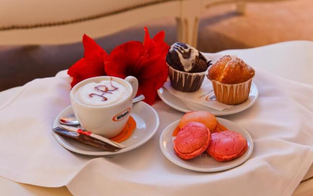 Hotel Roman by Dumbrava