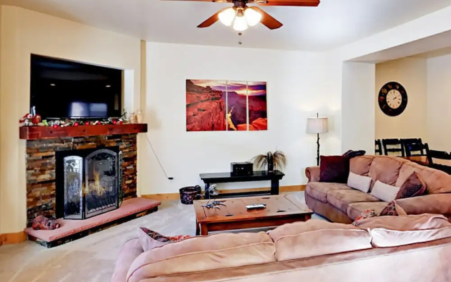 4BR 3.5BA Urban Alpine Home by RedAwning