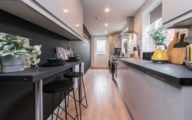 OnPoint - Large 6 Bed House With Parking