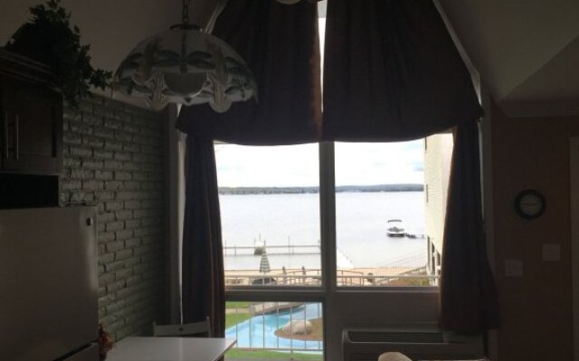 Lakefront Luxury Studio Condo With Free Dock