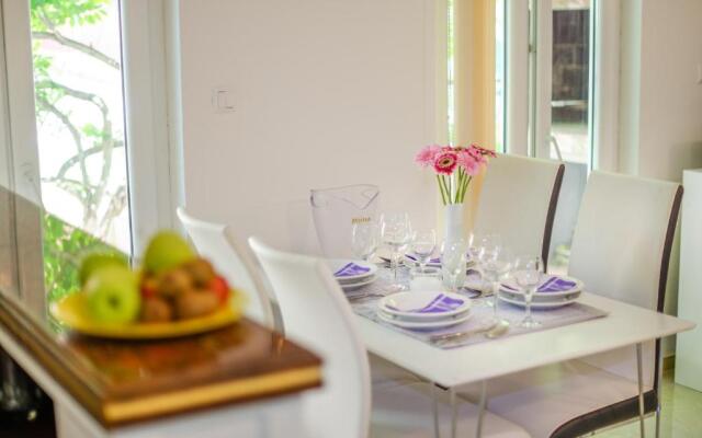 Charming house on the beach and Deluxe Apartment