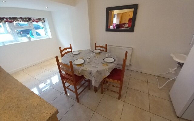 Leominster 3 Bedroom House, Parking Garden Private