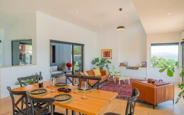 Hosts on the Coast Ātaahua.