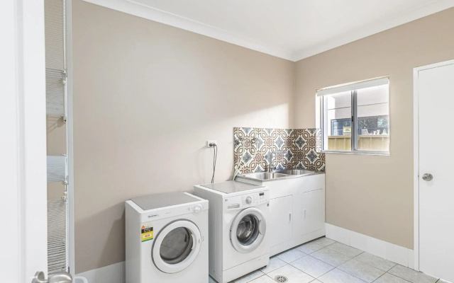 Dolphin Lagoon 196 Soldiers Pt Rd Luxury Escape – Guest Rooms – Salamander Bay