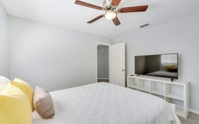 Inviting Home w/ Lanai & Pool in Kissimmee!