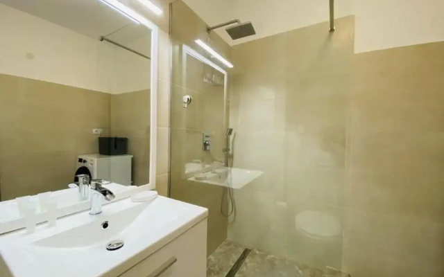 Deluxe Apartment with Balcony & Parking