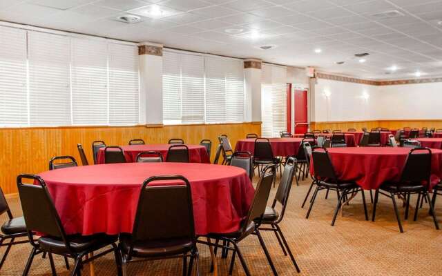 Econo Lodge Inn & Suites Newton