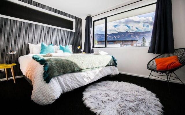 Wanaka Lakefront Gem