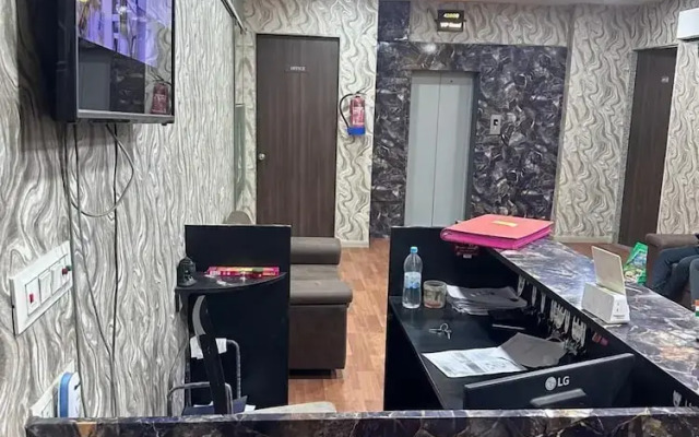 Oyo 42609 Townhouse Gokul Solitaire VIP Road