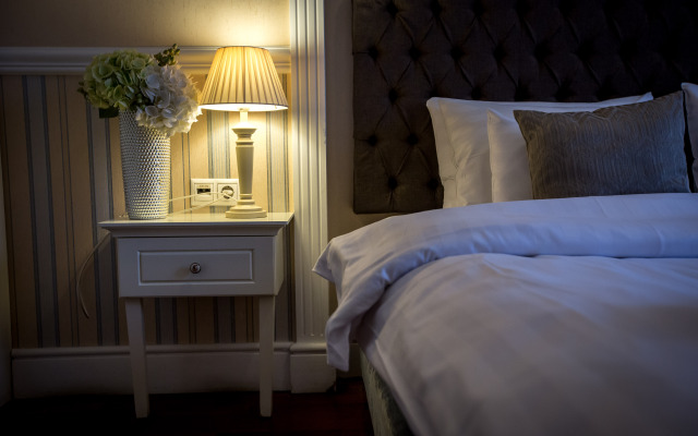 Queen's Court Hotel & Residence