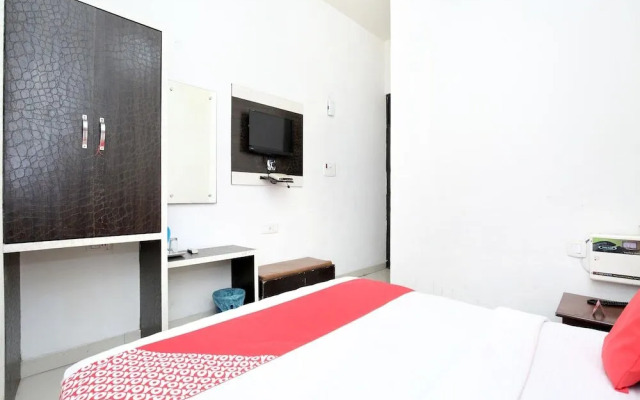 OYO 14494 Hotel Ramneek