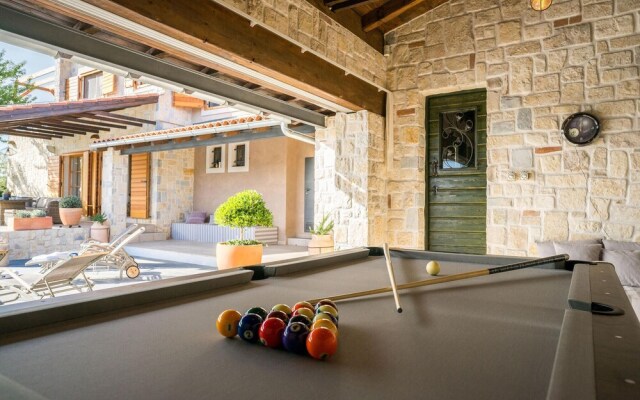 Amazing Home in Jadrija with Hot Tub, Sauna & 4 Bedrooms