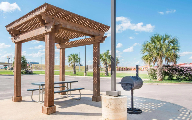 Super 8 by Wyndham Dilley TX