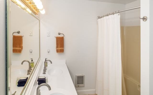 Rhodie House 3 Bedroom Home by NW Comfy Cabins by RedAwning