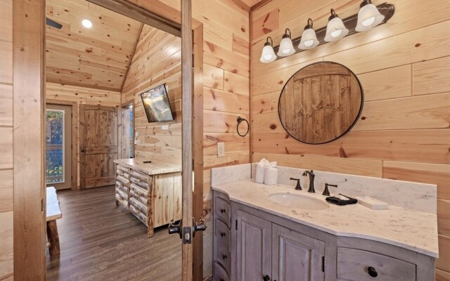 Smokey Treats 5 Bedroom Cabin by RedAwning