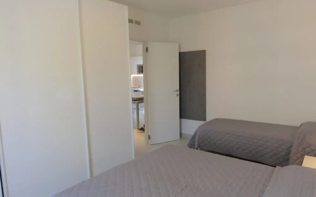 Very Comfortable Seafront Apartment