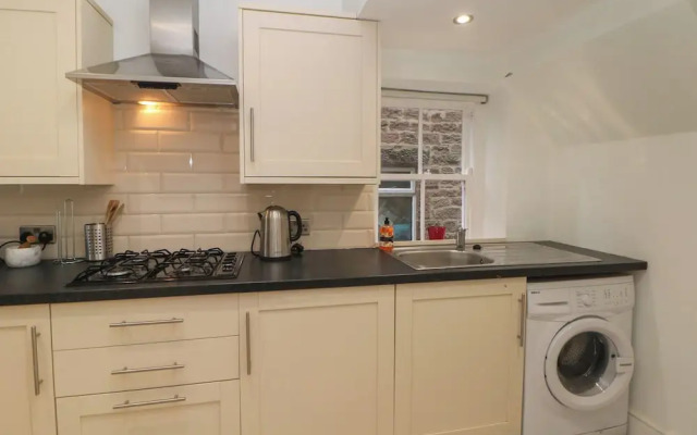 15 Calton View