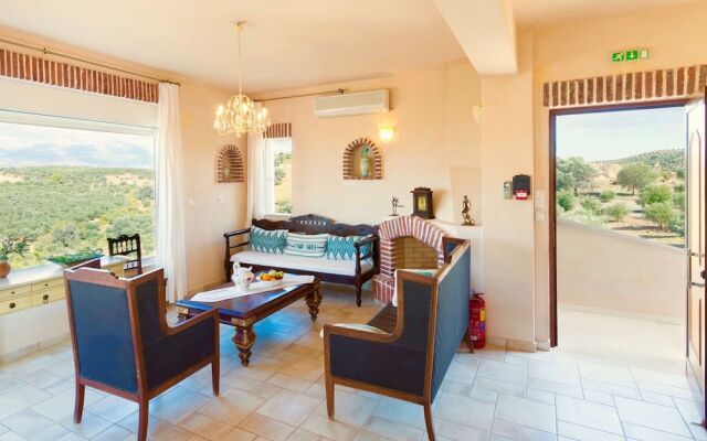 Peaceful Villa on Kamilari with Pool And Sun Lounger