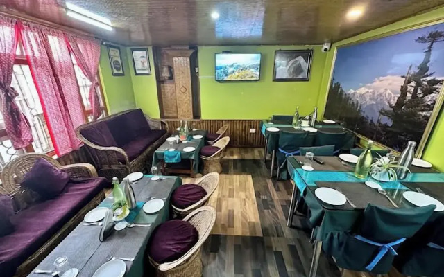 Hotel Ravongla Star