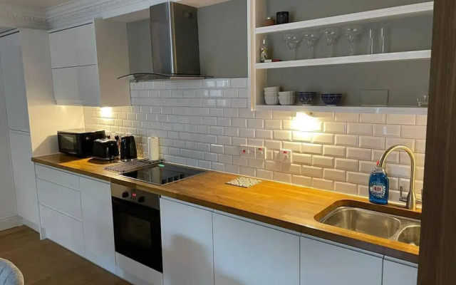 Stunning Apartment by The Leas, West End