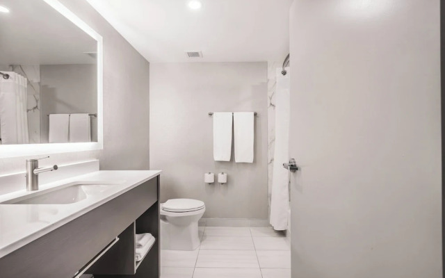 Holiday Inn Express And Suites Toronto Airport Sou