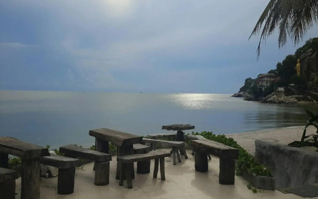 Nern Chalet Beachfront Hotel