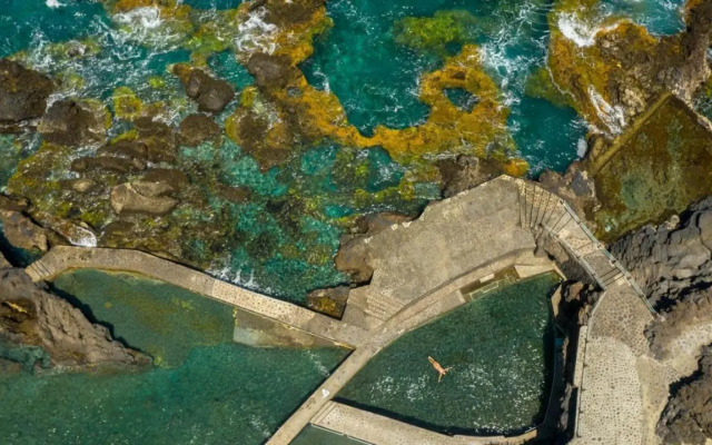 Primera línea en piscinas naturales.