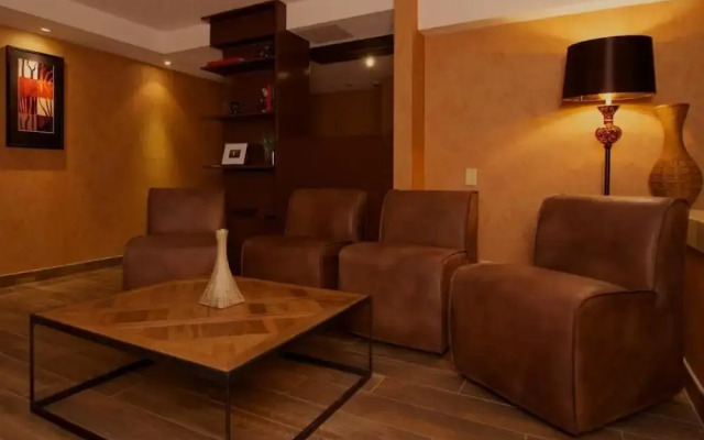 Mountain Side Hotel Whistler by Executive