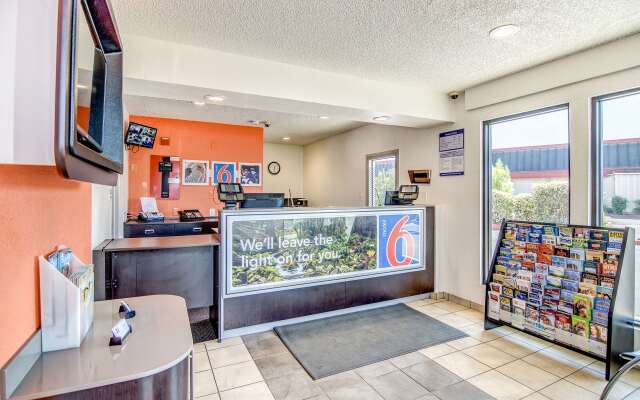 Motel 6 Stockton, CA - Charter Way West