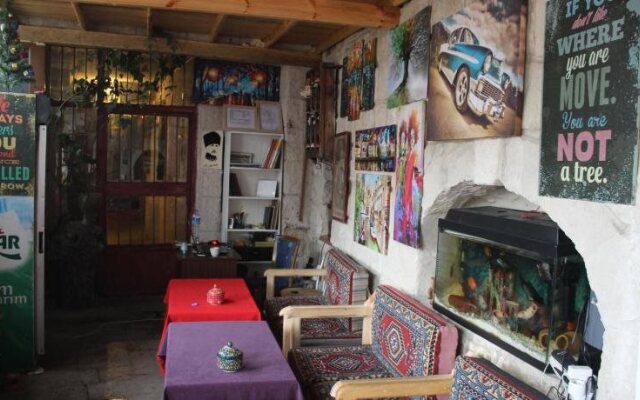 Stay In Peace Cave Hostel