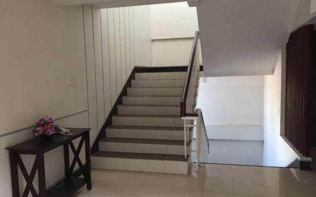 OYO 543 Negrense Suites