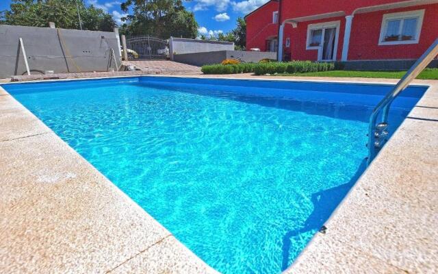 Apartment with pool 1038