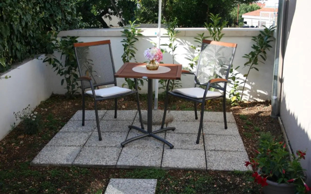 Room with garden