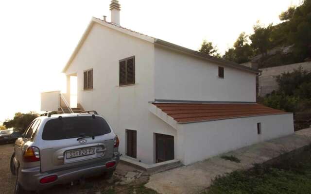 Apartment With 3 Bedrooms in Gdinj, With Enclosed Garden - 50 m From t