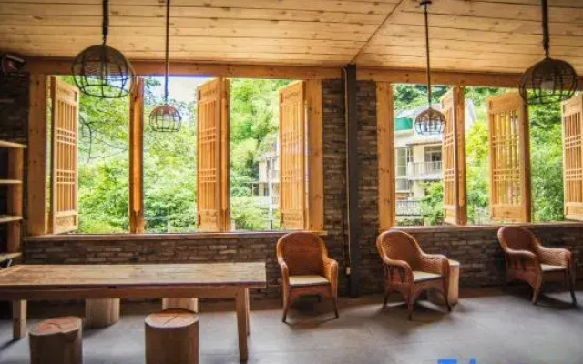 Luojia Wine Resort Homestay (Qingcheng Qianshan Branch)