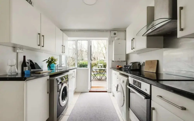 Bright and Spacious Philbeach Garden Apartment