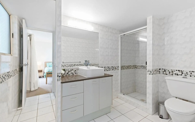 6 Pacific Outlook Modern unit with lovely Ocean Views Pool in Complex Walk to Beach – Bathroom – Sunshine Beach
