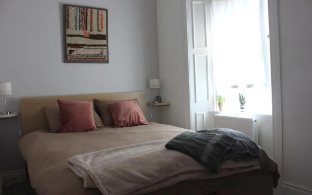 Johnston House: Historic Village Retreat