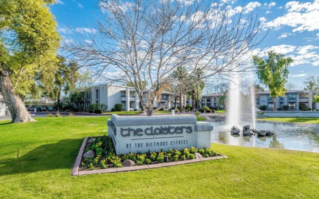 Sleek Phoenix Condo: Walk to Biltmore Fashion Park