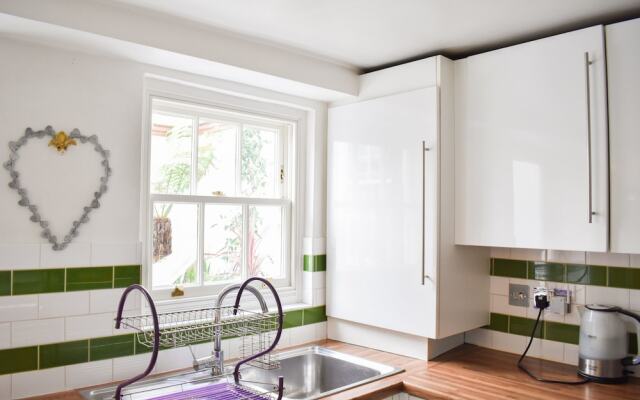 Vibrant and Quirky Garden Flat Central Brighton