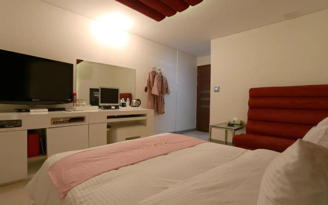 Q Hotel