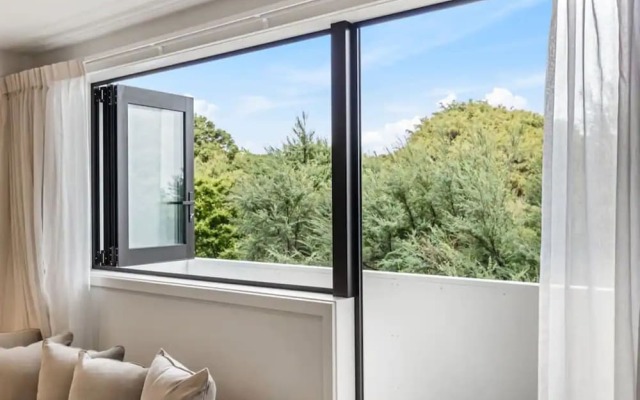 Convenient Modern 2-Bedroom Unit With Free Parking