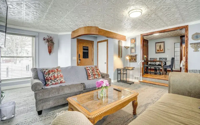 4 Mi to Dtwn Kalamazoo: Central Apt