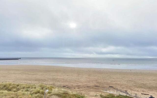 Lovely 2-Bedrooms Apartment Step to The Beach