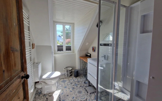 4 Family Home, Walking Distance to the Beach