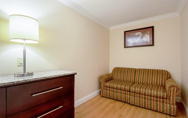 Red Roof Inn & Suites Monterey