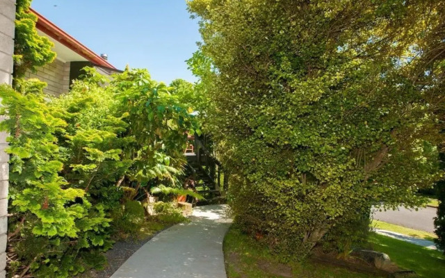 Abundante B&B on 8 Marlowe