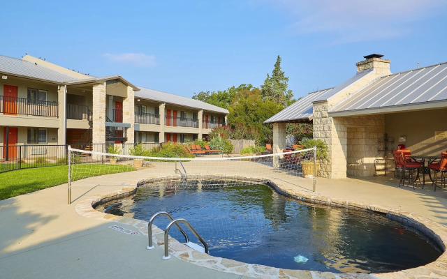 Fredericksburg Inn & Suites