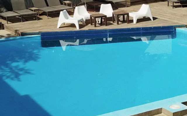 Amphitryon City Hotel