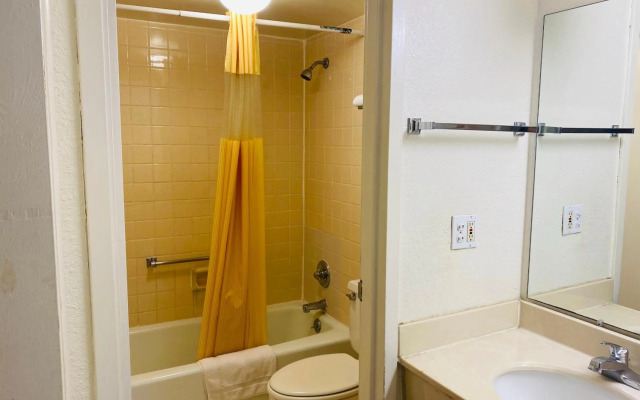 Travelers Place Inn & Suites